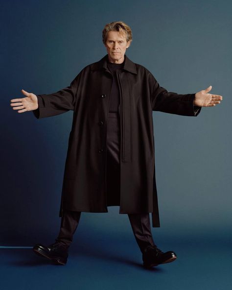 William Defoe, Hard Poses, William Dafoe, Weird Poses, Silly Poses, Casual Photoshoot, Funny Poses, Willem Dafoe, Grad Photoshoot