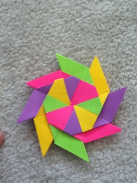 Ninja Star 25+ Post It Note DIY Ideas | NoBiggie.net Note Folding, Sticky Note Crafts, Sticky Note Origami, Star Crafts, Notes Creative, Notes Diy, Notes Craft, Origami Dragon, Ninja Star