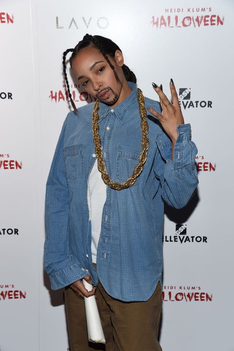 Snoop Dogg Costume Idea, Native American Halloween Costume, Blonde Halloween Costumes, Iconic Halloween Costumes, Best Celebrity Halloween Costumes, Celebrity Halloween, Celebrity Costumes, Couple Halloween Costumes For Adults, Clever Halloween Costumes