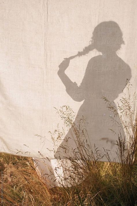 Foto Portrait, White Sheet, Shadow Photography, Shadow Photos, Shadow Pictures, Outdoor Photoshoot, Jolie Photo, Creative Portraits, Fotografi Potret