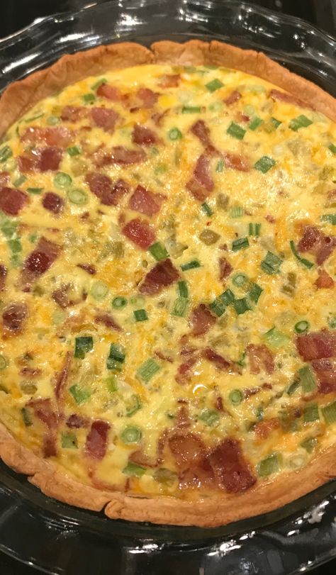 Green Chili Quiche, Quish Recipes, Bacon And Cheese Quiche, Make Ahead Brunch Recipes, Breakfast Christmas, Make Ahead Brunch, Breakfast Quiche Recipes, Bacon Quiche, Quiche Recipes Easy