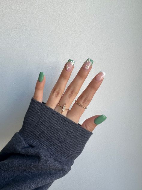 Short square cut gel nails matcha green tea inspired with white daisy french tips Nails Matcha Green, Simple Prom Nails, Sqaure Nails, Square Gel Nails, Green Acrylic Nails, Simple Fall Nails, Nails Art Ideas, How To Cut Nails, Cute Simple Nails