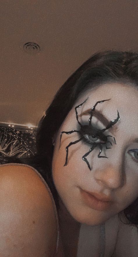 spider eye makeup Spiderman Makeup Looks, Spider Eye Makeup, Spider Mouth, Eye Makeuo, Spiderman Makeup, Spider Eyes, Spider Makeup, Big Spiders, Creepy Halloween Makeup