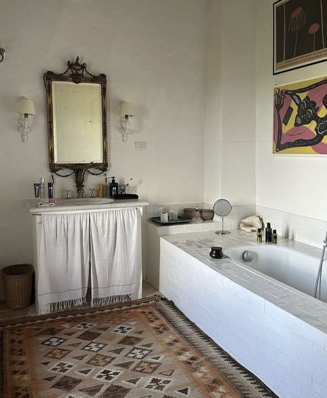 Bathroom With Couch, Italian Bathroom Aesthetic, Bath Tub Aesthetic, Velvet Sofa Living Room, Girl Apartment, Interiors Dream, Dream Apartment, Bathroom Style, House Bathroom