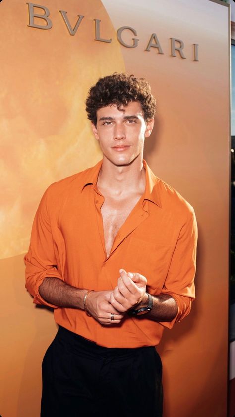 Curly Hair Outfits Men, Xavier Serrano, Men Haircut Curly Hair, Italian Boys, Items For Men, Mens Photoshoot Poses, Shotting Photo, Lifestyle Ideas, Men Stylish Dress