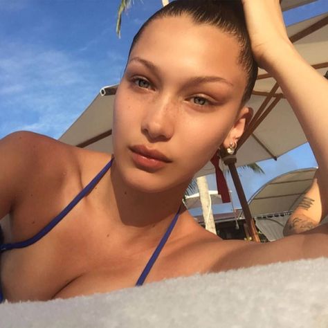 Bella Hadid posted this poolside selfie, and rocked no makeup-makeup like a pro. Faux Freckles Makeup, Freckles Makeup, Isabella Hadid, Chignon Bun, Faux Freckles, Vogue France, Hadid Sisters, Bella Hadid Outfits, Hadid Style