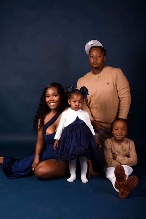 Navy Blue Family Pictures Outfits, Black Family Fall Photoshoot, Family Winter Pictures, Family Fall Photoshoot Outfits, Navy Family Pictures, Photoshoot Outfits Ideas, Family Fall Photoshoot, Photoshoot Outfits Family, Fall Photoshoot Outfits