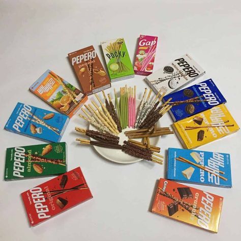 A plate full of Pepero in different flavours encircled by Pepero boxes halal korean snacks Halal Korean Snacks, Banana Flavored Milk, Korean Ice Cream, Snacks To Try, Halal Snacks, Snacks To Buy, Chocolate Dipping Sauce, Snack Cart, Korean Noodles