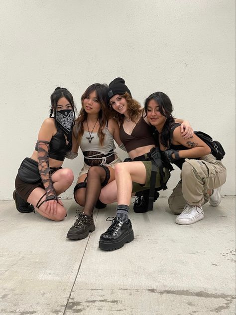 Apocolapyse Outfits Dti, Zombie Apocalypse Outfits Halloween, Zombie Apocalypse Outfits Women Drawing, Dti Outfits Zombie Apocalypse, Zombie Apocalypse Costume, Zombie Apocalypse Aesthetic Outfits, Zombie Outfit Ideas, Apocalyptic Survivors Dti Outfit, Zombie Apocalypse Oc Girl