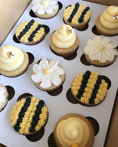 563 Likes, 12 Comments - Macy Schmelzer (@birdies.cupcakes) on Instagram: “I can’t help but share another photo of these because I’m obsessed 🐝🌼🍯 I used @wiltoncakes bumble…” Bumble Bee Cake Ideas Birthday, Sweet As Can Bee Cake, Bumblebee Desserts, Bee Cupcakes Ideas, Bumble Bee Cake Ideas, Bee Baby Shower Cupcakes, Bee Themed Cupcakes, Bumble Bee Birthday Cake, Bee Treats