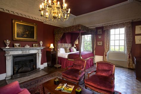 A canopied four poster bed (with stool due to its impressive height), ornate cornicing, chandelier and original fireplace create an inspiring getaway. Located on the corner of the Grade 1 listed Manor House, the suite has views over the grounds and gardens. Potter Manor, Queen Anne Bedroom, Old Money House Interior, Fresh Bedroom Decor, English Manor Houses Interior, English Bedroom, Manor House Interior, Grimmauld Place, Manor Interior