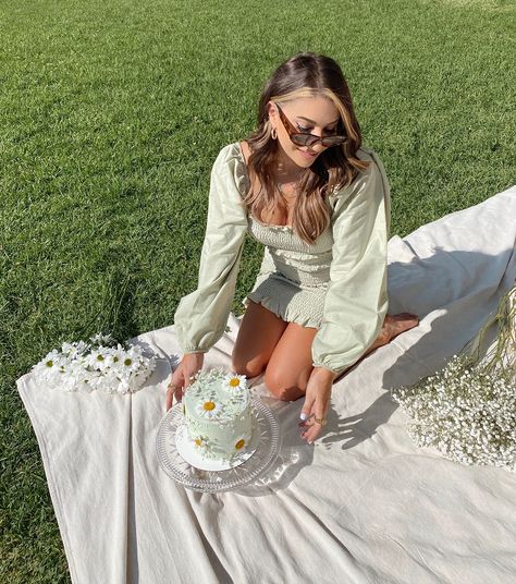 Birthday Thoughts + The Dreamiest Birthday Picnic Picnic Photo Shoot, Picnic Pictures, Picnic Photography, Picnic Birthday Party, Birthday Picnic, Picnic Inspiration, 21st Birthday Photoshoot, Picnic Birthday, Picnic Dress