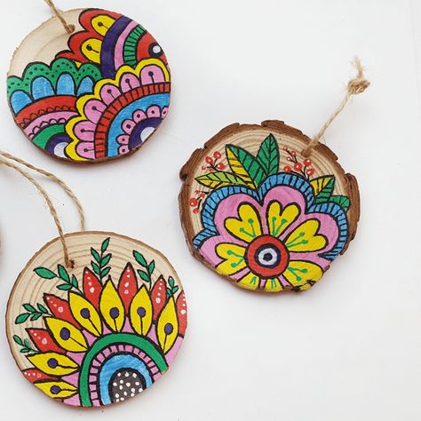 Drawing On Wood Ideas, Wooden Painting Ideas, Coaster Painting Ideas, Wood Slice Painting Ideas, Flower Painting On Wood, Painting On Wood Slices, Wood Slice Painting, Learn Acrylic Painting, Painted Stones Ideas