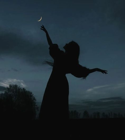 Witch Image Aesthetic, Witch Aesthetic Profile Picture, Witchy Women, Night Witch Aesthetic, Blond Witch Aesthetic, Witchy Profile Picture, Halloween Moon Aesthetic, Mythical Aesthetic, Lunar Witch Aesthetic