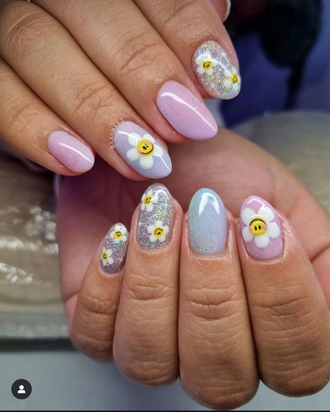 Smiley Daisy Nails, Smiley Flower Nails, Spring Nails Inspiration, Nails Design Spring, Smiley Nails, Gel Chrome Nails, Summer Nail Art Designs, Kids Nails, Nails Inspiration Spring