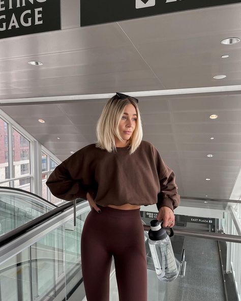 ribbed leggings & brown crop sweatshirt Cropped Sweatshirt Outfit, Paris Spring Outfit, Brown Leggings Outfit, Outfits Leggins, Legging Outfit, Casual Trendy Outfits, Leggings Outfit Casual, Coated Leggings, Leather Leggings Outfit