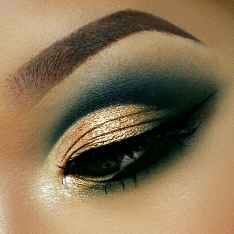 Dark Green Smokey Eye, Green Smokey Eye Makeup, Smokey Eye Shadow, Gold Smokey Eye, Gold Makeup Looks, Green Pro, Green Smokey Eye, Smokey Eyeshadow, Loose Pigments