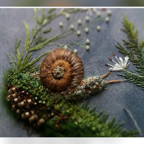 Forest Embroidery Pattern, Bark Embroidery, Moss Embroidery Tutorial, Nature Embroidery Inspiration, Mushroom Embroidery Pattern, Embroidered Moss, Small Hand Embroidery, Moss Embroidery, Embroidery Forest