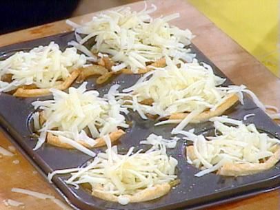 French Onion Tartlets Recipe | Rachael Ray | Food Network Onion Tartlets, Onion Appetizers, Onion Frittata, Tartlets Recipe, Rachael Ray Recipes, Onion Tart, Cooking With Olive Oil, Rachael Ray, 30 Minute Meals