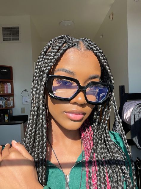 Glasses Inspo, Cute Glasses Frames, Pretty Dark Skin, Fashion Reading Glasses, Big Glasses, Selfie Art, Nerd Glasses, Birthday Hairstyles, Crown Hair