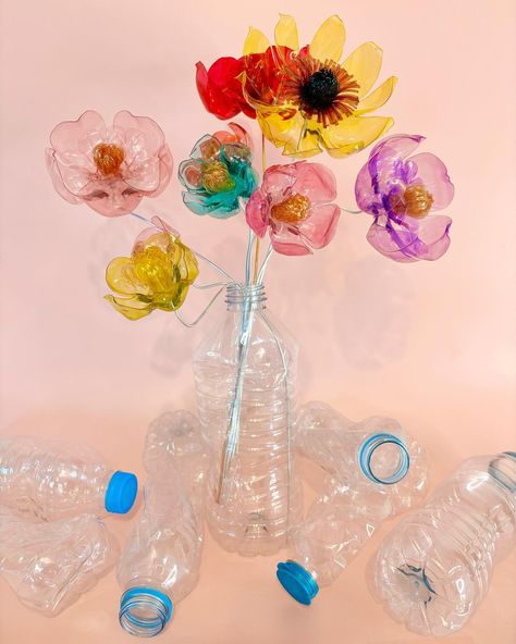 Recycled Flowers Plastic Bottles, Flowers Out Of Recycled Materials, Pop Bottle Flowers, Recycle Product Ideas, Plastic Diy Recycling, Craft Business Ideas Handmade, Diy Bottle Crafts Plastic Recycling, Recycled Plastic Crafts, Recyclable Art Projects