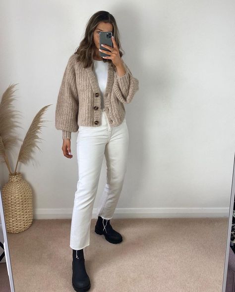 Ecru Jeans Outfits Winter, Nannying Outfits, Frio Outfits, Stylish Modest Outfits, How To Style Chelsea Boots, Modest Trendy Outfits, Nanny Outfits, Neutral Fall Outfits, Outfit Inspiration Women