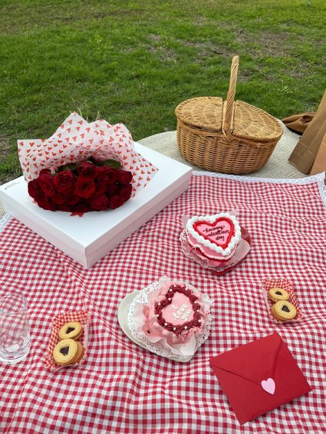 Cute Picnic Date Ideas Romantic, Picnic San Valentin, Galentines Picnic, Ali Aesthetic, Bday Aesthetic, Charcuterie Picnic, Red Picnic, Picnic Inspo, Surprise Birthday Decorations