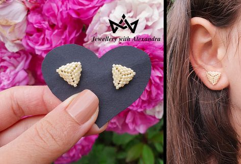 Triangle stud earrings made with miyuki delica seed beads How To Make Beaded Stud Earrings, Seed Bead Stud Earrings Tutorial, Beaded Stud Earrings Tutorial, Bead Loom Tutorial, Diy Earrings Studs, Jewellery Tutorial, Seed Bead Tutorials, Christmas Jewelry Diy, Seed Bead Bracelet Patterns