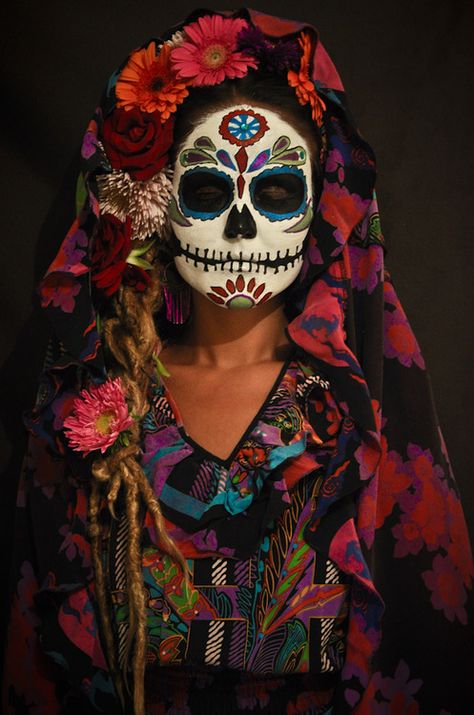 littlebigthamportrait: #313: La Catrina.                                                                                                                                                                                 Más Catrina Costume, Karneval Diy, Halloween Makeup Sugar Skull, Sugar Skull Costume, Catrina Tattoo, Dead Makeup, Day Of The Dead Art, Halloween Cans, Sugar Skull Makeup