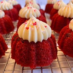 Perfect Red Velvet Cake Recipe, Mini Bunt Cake, Red Velvet Bundt, Red Velvet Cakes, Mini Bundt Cakes Recipes, Red Velvet Bundt Cake, Velvet Cakes, Bolo Red Velvet, Dessert Mini