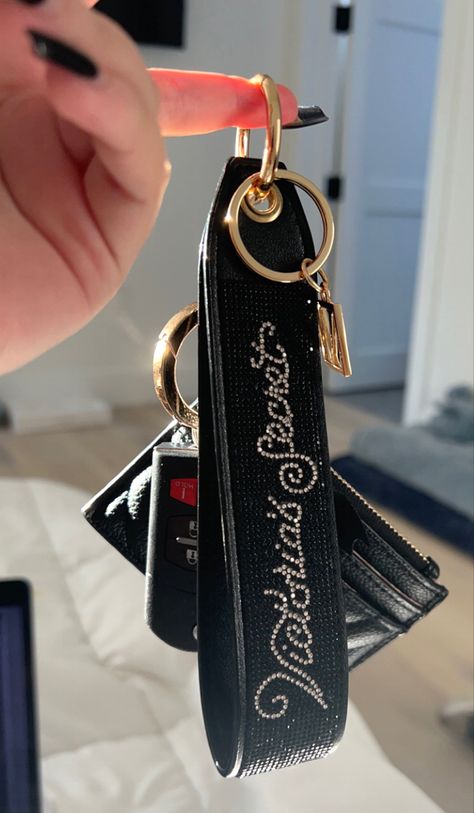 Key Inspo Aesthetic, Victoria Secret Keychain Aesthetic, Cute Car Keys Aesthetic, Baddie Keychain, Cute Car Keys, Vs Keychain, Aesthetic Car Keys, Girly Keychains, Car Keychain Aesthetic