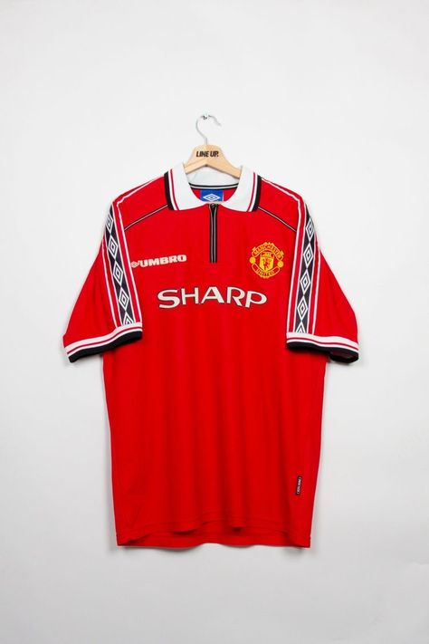 Jersey Streetwear, Garment Inspiration, Manchester United Shirt, Football Jersey Outfit, Vintage Football Shirts, Retro Football Shirts, Classic Football Shirts, Football Fashion, Classic Football