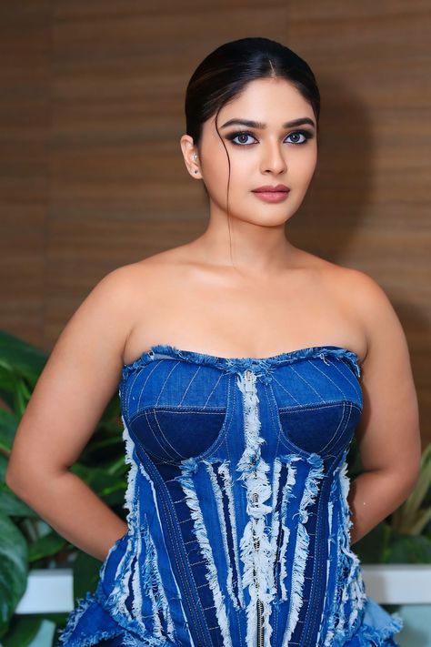 Vaibhavi Shandilya Vaibhavi Shandilya, Martin Movie, Black Frock, Music Concert Posters, Indus Valley, Indian Railways, Women Photography, Beautiful Photoshoot, Saree Trends