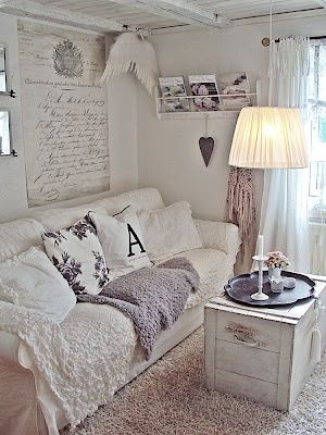 Cozy... Case In Stile Country, Salon Shabby Chic, White Couch, Decoration Shabby, Cottage Shabby Chic, Estilo Shabby Chic, Shabby Chic Room, Shabby Chic Living, Shabby Chic Dresser