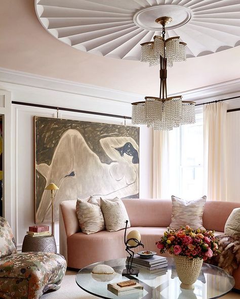 Robert Passal Interior Design sur Instagram : The @kbshowhouse already feels like years ago but we cannot help but to reminisce. Pro tip - never forget to address the ceiling. Even… Art Deco Living, Art Deco Living Room, Curved Furniture, Art Deco Interior Design, Design Salon, Interior Deco, Décor Diy, A Living Room, Best Interior Design