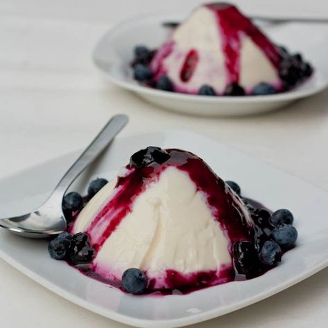 Blueberry Panna Cotta Recipe, Blueberry Sauce Recipe, Panna Cotta Recipe, Blueberry Sauce, Dinner Guests, Cannoli, Sweets Recipes, Free Desserts, Frozen Yogurt