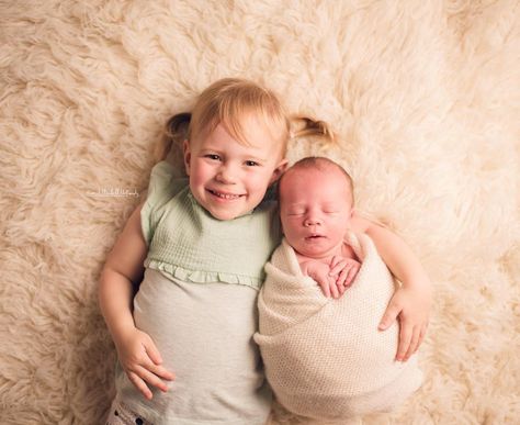 Newborn Twin Photos, Twins Pictures, Twin Baby Photography, Twin Baby Photos, Twins Photography, Twins Posing, Twin Pictures, Twin Photography, Older Sibling