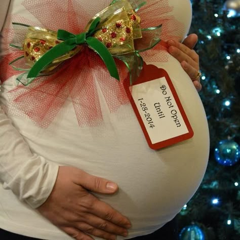 Christmas Maternity Shoot Ideas, Christmas Card Pregnant, Pregnancy Christmas Card, Maternity Christmas Pictures, Christmas Pregnancy Photos, Winter Maternity Pictures, Maternity Photography Winter, Christmas Maternity, Christmas Gender Reveal