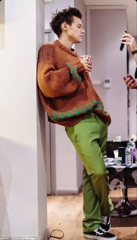 Harry styles, green and orange outfit Harry Outfits, Harry Styles Outfit, Harry 1d, Harry Styles Aesthetic, Haikou, Harry Styles Wallpaper, Harry Styles Pictures, Harry Styles Photos, Mr Style