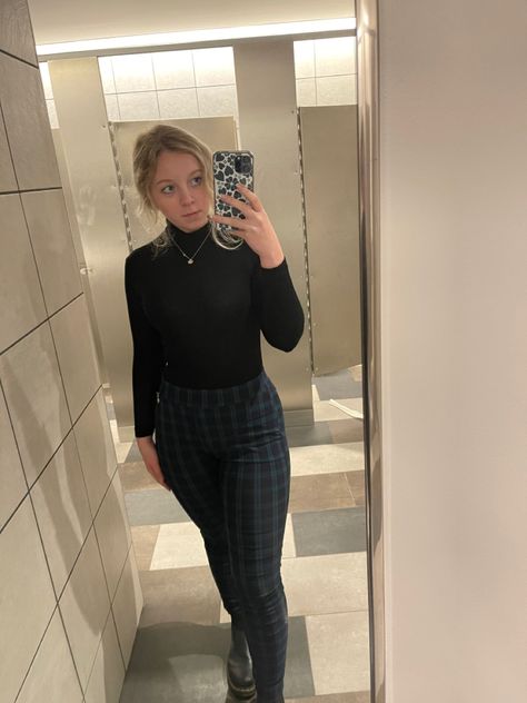 Dark Plaid Pants Outfit, Martens Winter Outfit, Doc Martens Winter Outfit, Green Plaid Pants Outfit, Black Plaid Pants Outfit, Grey Plaid Pants Outfit, Doc Martens Winter, Turtleneck And Dress, Plaid Leggings Outfit