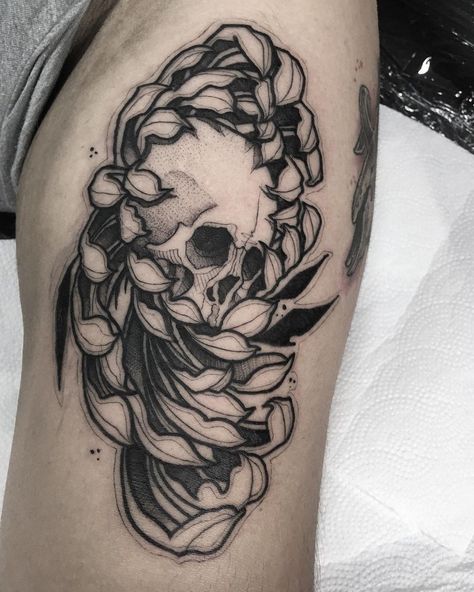 Crisantemo Tattoo, Chrysanthemum Tattoo, Flora Flowers, Modern Tattoos, Chest Piece, Angel Tattoo, Flower Skull, Creative Tattoos, Body Mods