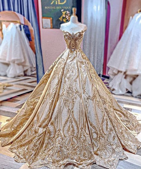 Luxury Gold Ball Gown, Gold Dress Fantasy Gowns, Princess Coronation Gown, Golden Gown Aesthetic, Creme Ball Gown, Royal Gold Dress, White And Gold Princess Dress, White And Gold Ballgown, Empress Dress Gowns