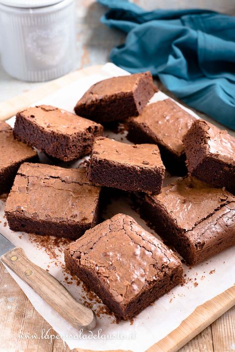 I dolcetti al cioccolato (brownie) americani con la tipica crosticina croccante e il cuore scioglievole al cioccolato, facili da preparare in 15 minuti con tutti i trucchetti per la consistenza perfetta! Food Photo, Brownies, Dessert, Cake