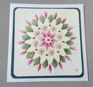 MARIEPASSION tout simplement: BRODERIE EN FEU D'ARTIFICE Stitch Cards, Embroidery Cards, Stitching Cards, Card Pattern, Paper Embroidery, Card Craft, Embroidery Designs, Christmas Cards, Presentation