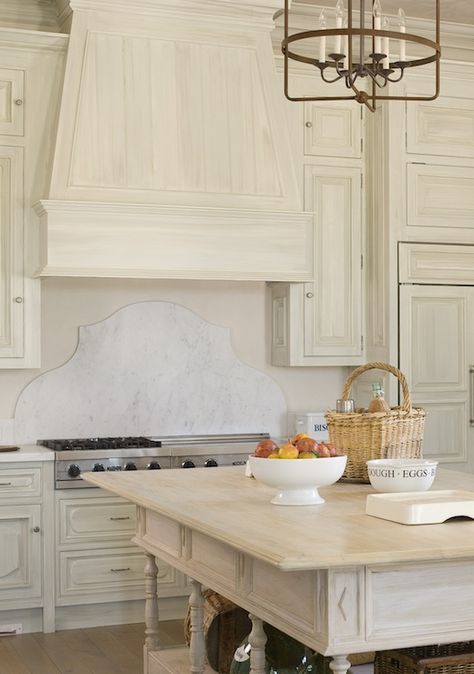 Kitchen Range Hood, Kitchen Cabinets Decor, French Kitchen, Transitional House, Trendy Kitchen, Cabinet Decor, Kitchen Cabinet Design, White Cabinets, Cabinet Design