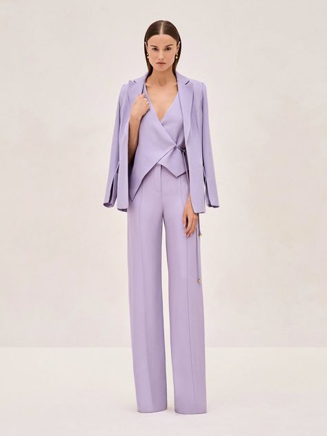 Cocktail Woman Outfit, Women’s Suits Wedding Guest, Lavendar Suit For Women, Monochrome Suit Women, Womens Pant Suits Fashion, Wedding Guest Pant Suit, Purple Suit For Women, Lavender Outfits For Women, Graduation Pantsuit