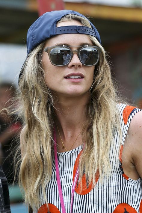 30+ Pics Of Glastonbury's Street-Style Stars #refinery29  http://www.refinery29.com/2015/06/89749/glastonbury-street-style-pictures-2015#slide-13  A backwards baseball cap goes surprisingly well with a statement print. Glastonbury Party, Backwards Braid, Hat Hairstyles Baseball, Cressida Bonas, Backwards Hat, Baseball Cap Outfit, Cap Outfit, Cap Girl, Artsy Style