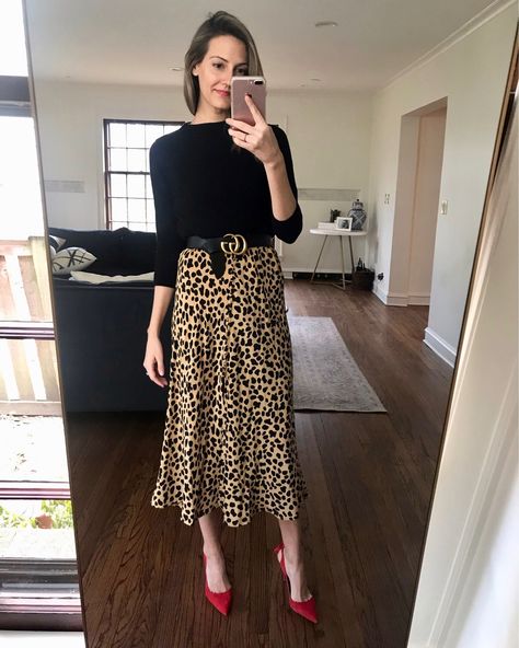 Leopard Midi Skirt Outfit, Leopard Print Skirt Outfit, Leopard Skirt Outfit, Printed Skirt Outfit, Skirt Outfit Ideas, Midi Skirt Outfit, Leopard Print Skirt, Leopard Skirt, Animal Print Skirt