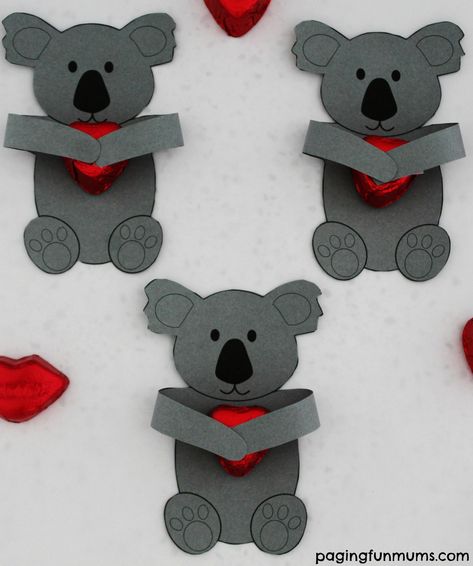 ADORABLE Koala Huggers! So cute for Valentine's Day, Birthday's, Classmate gifts or any special occasion! FREE printable! Koala Valentine, Diy Koala, Classmate Gifts, Koala Craft, Australia Crafts, Valentine Paper, Classmates Gifts, Bathrooms Design, Valentine Craft