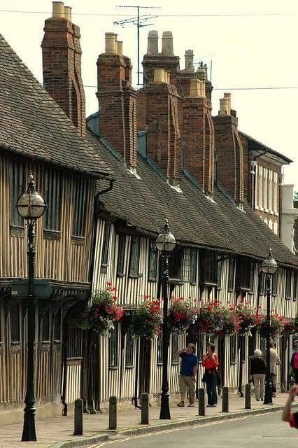 Shakespeare's home in Stratford upon Avon. Magic Places, Walking Down The Street, Stratford Upon Avon, Voyage Europe, England And Scotland, England Uk, English Countryside, England Travel, Old Buildings